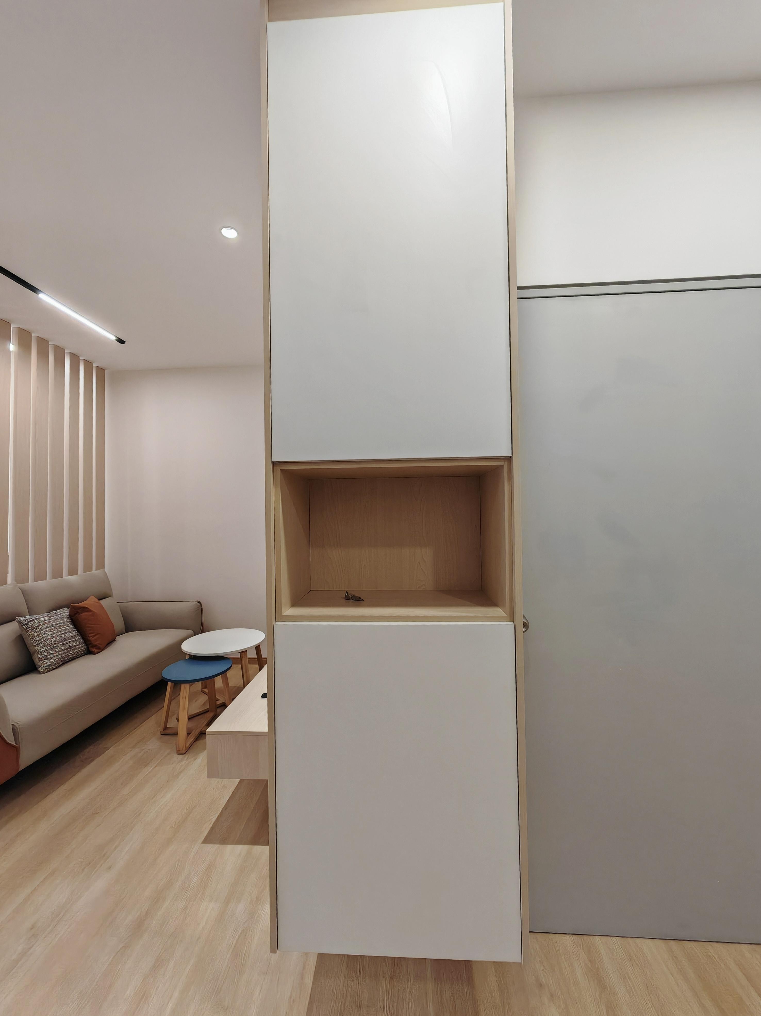Built-in entryway partition and shoe cabinet with central open display niche